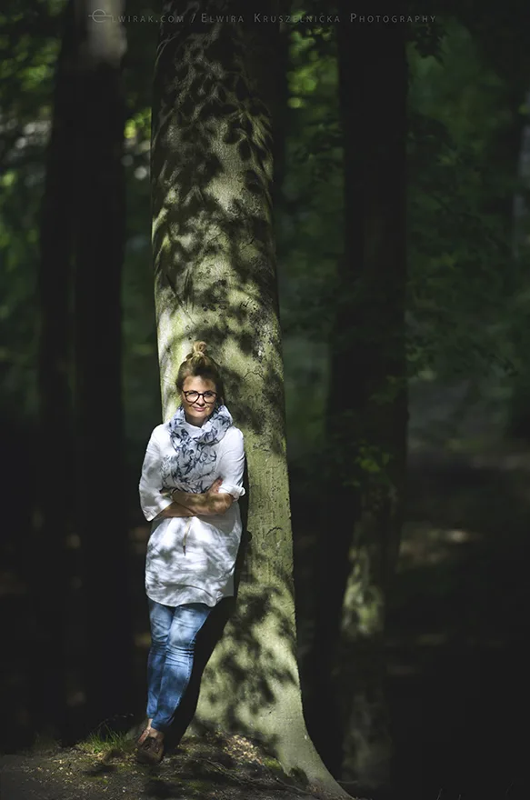 Joanna Czechowska w lesie, oparta o drzewo